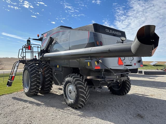 Image of Gleaner S97 equipment image 2