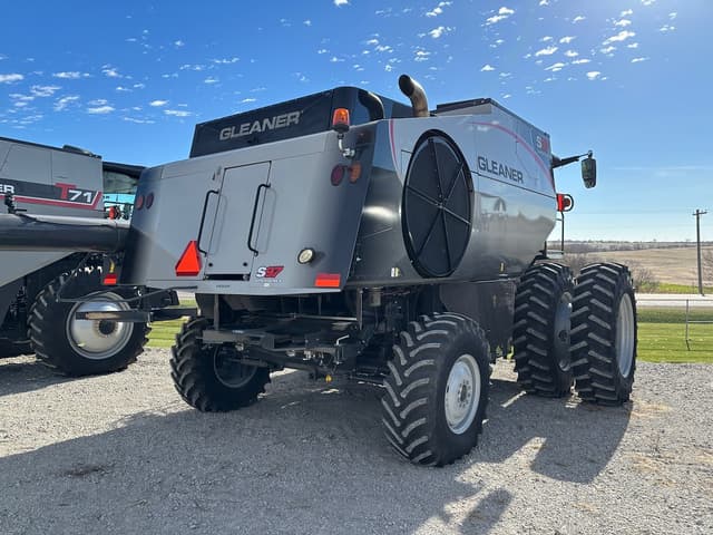 Image of Gleaner S97 equipment image 4