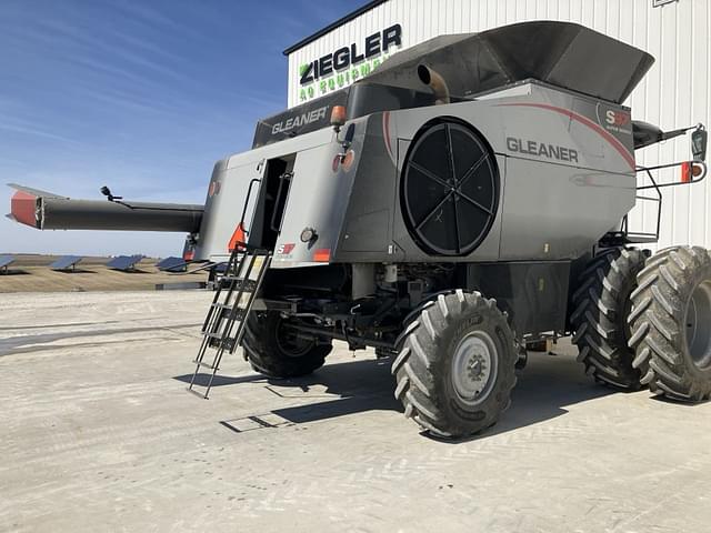 Image of Gleaner S97 equipment image 3