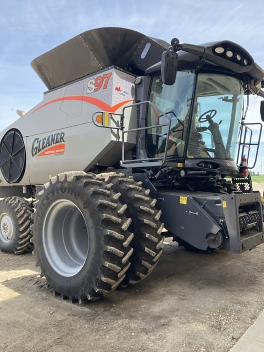 Image of Gleaner S97 equipment image 1