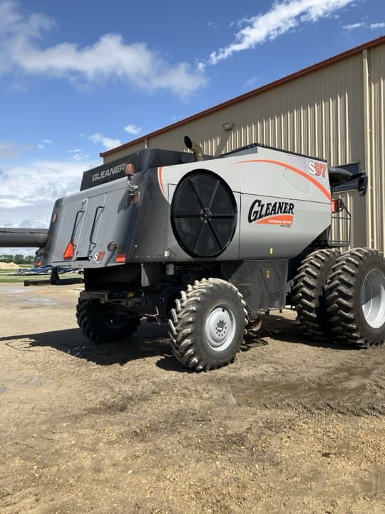 Image of Gleaner S97 equipment image 3