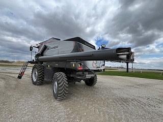 Image of Gleaner S97 equipment image 2