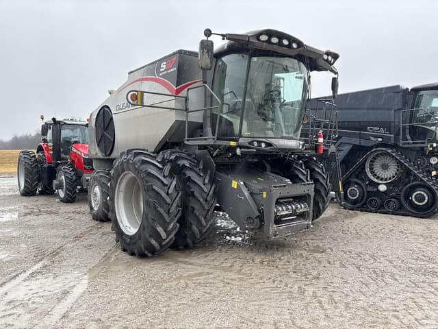 Image of Gleaner S97 equipment image 3