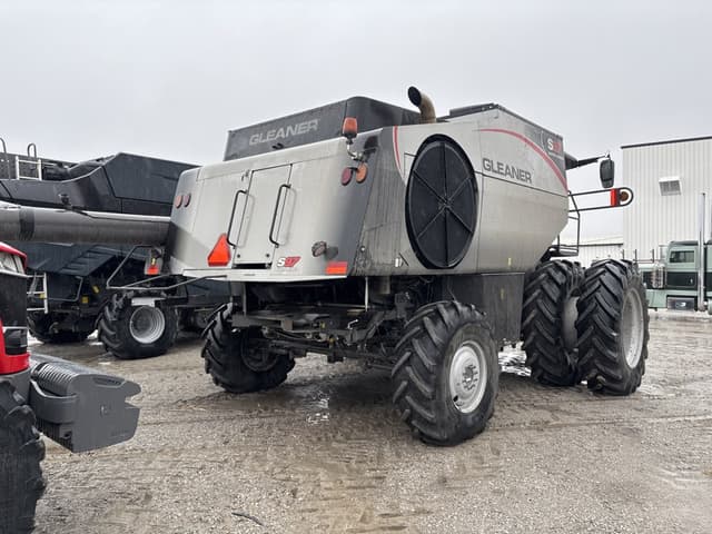 Image of Gleaner S97 equipment image 2
