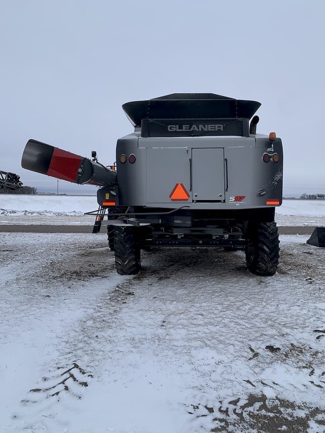 Image of Gleaner S97 equipment image 3