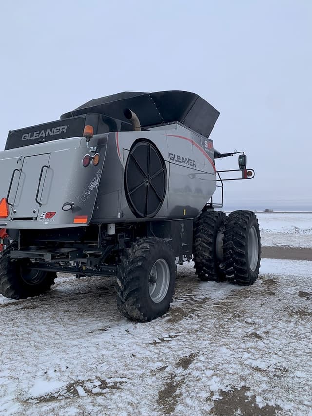 Image of Gleaner S97 equipment image 4