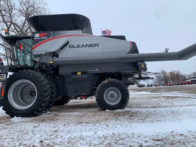 Image of Gleaner S97 equipment image 1