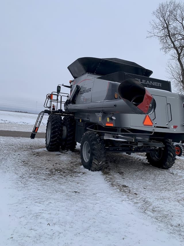 Image of Gleaner S97 equipment image 2