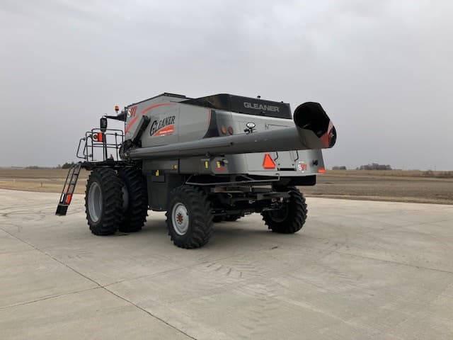 Image of Gleaner S97 equipment image 3