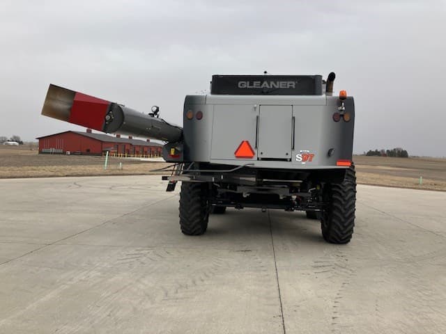 Image of Gleaner S97 equipment image 4