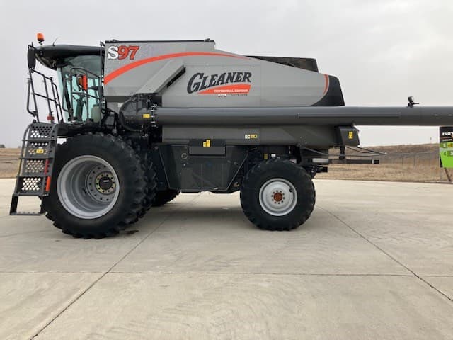 Image of Gleaner S97 equipment image 2