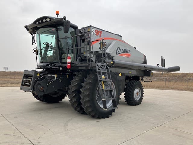 Image of Gleaner S97 equipment image 1