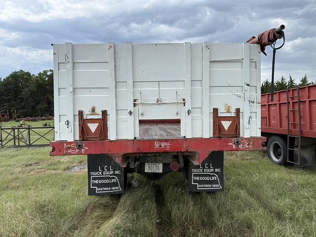 Image of GMC 5500 equipment image 3