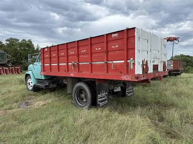 Image of GMC 5500 equipment image 4