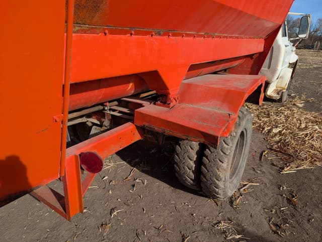 Image of GMC 5500 equipment image 3