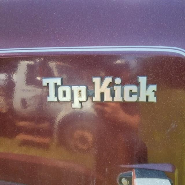 Image of GMC Topkick 7000 equipment image 4