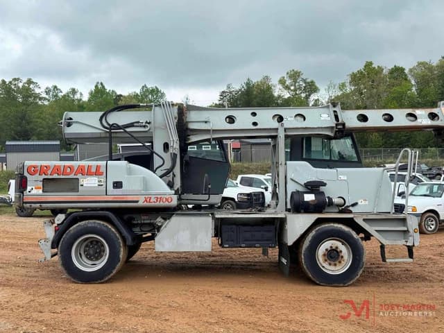 Image of Gradall XL3100 equipment image 2