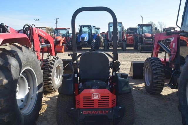 Image of Gravely Pro-Turn 152 equipment image 2