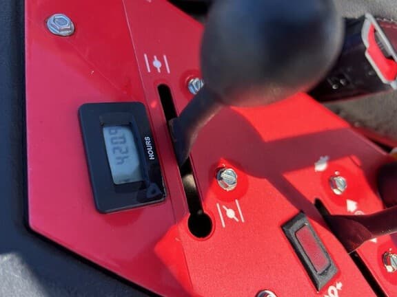 Image of Gravely Pro-Turn 160 equipment image 4