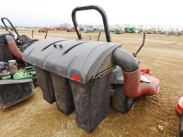 Image of Gravely Pro-Turn 252 equipment image 2