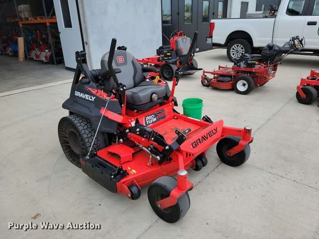 Image of Gravely Pro-Turn 260 equipment image 2