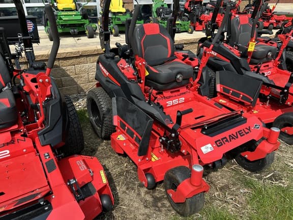 Image of Gravely Pro-Turn 352 equipment image 2