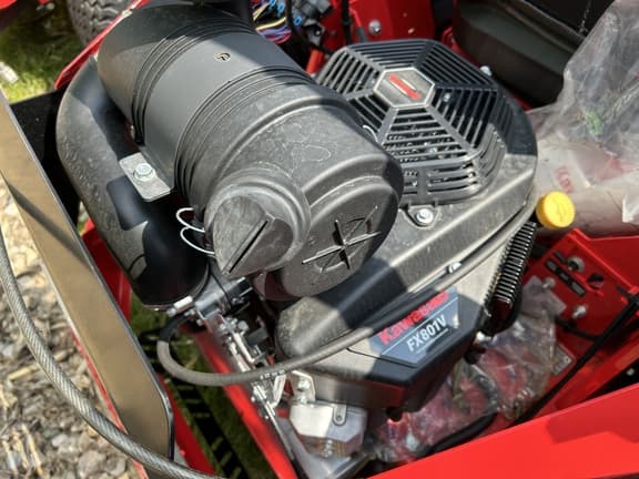 Image of Gravely Pro-Turn 352 equipment image 3