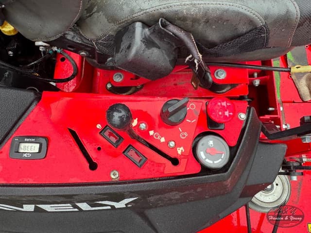 Image of Gravely Pro-Turn 460 equipment image 4