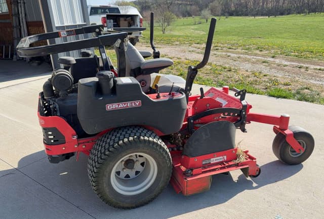Image of Gravely Pro-Turn 460 equipment image 2