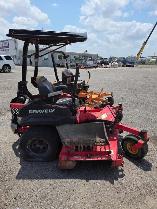 Image of Gravely Pro-Turn 472 equipment image 3