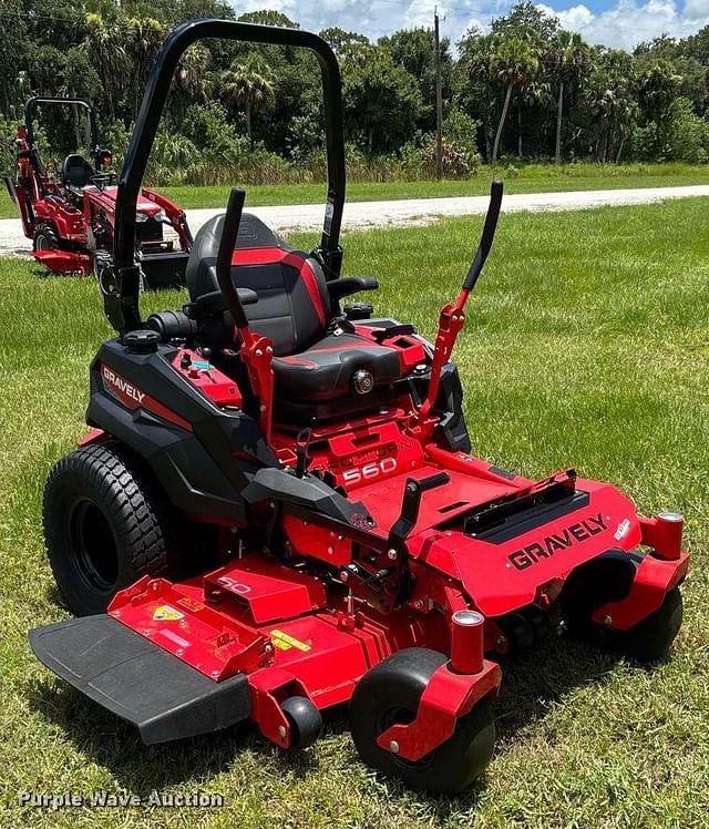 Image of Gravely Pro-Turn 560 equipment image 2
