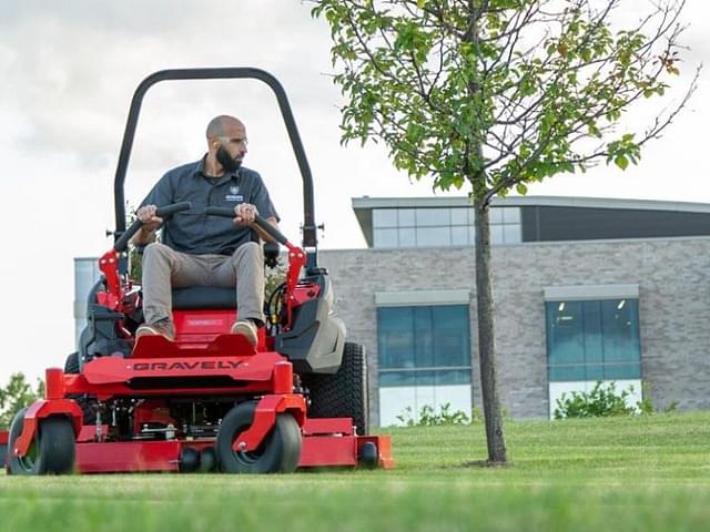 Image of Gravely Pro-Turn 600 equipment image 4