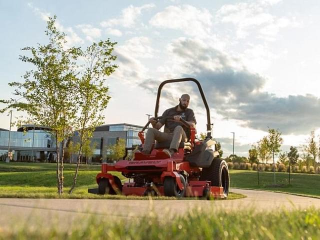 Image of Gravely Pro-Turn 600 equipment image 3