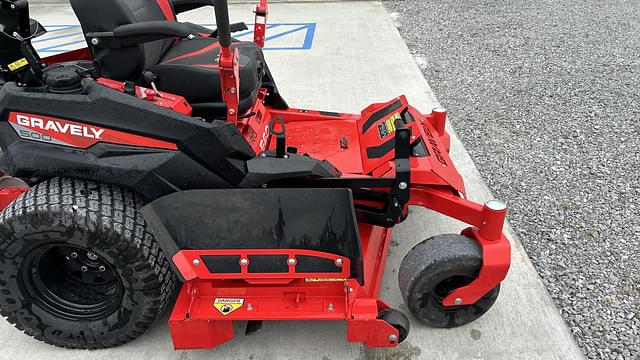 Image of Gravely Pro-Turn 560 equipment image 4