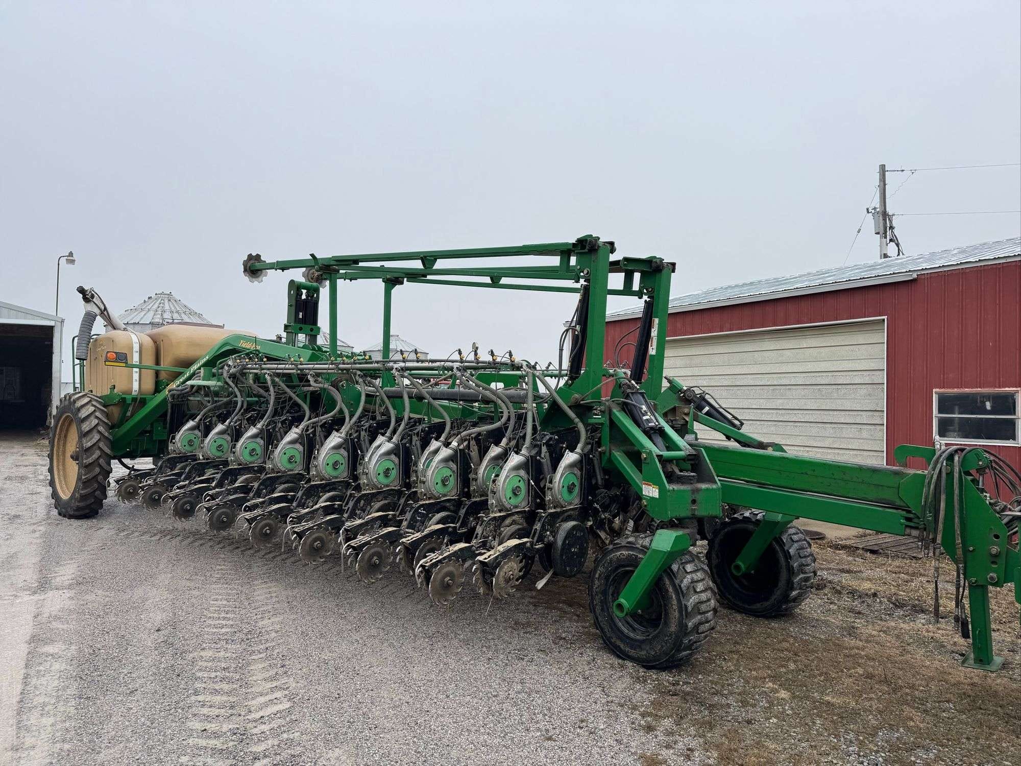 Great Plains YP1625-32TR Equipment Image0