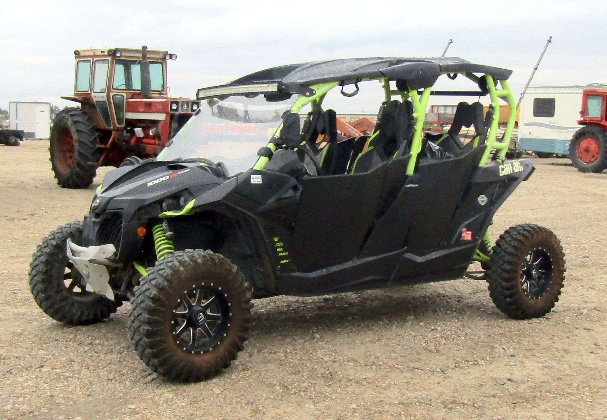 2015 Can-Am Maverick 1000R Equipment Image0