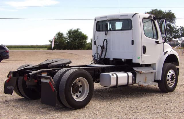 Image of Freightliner M2 equipment image 4