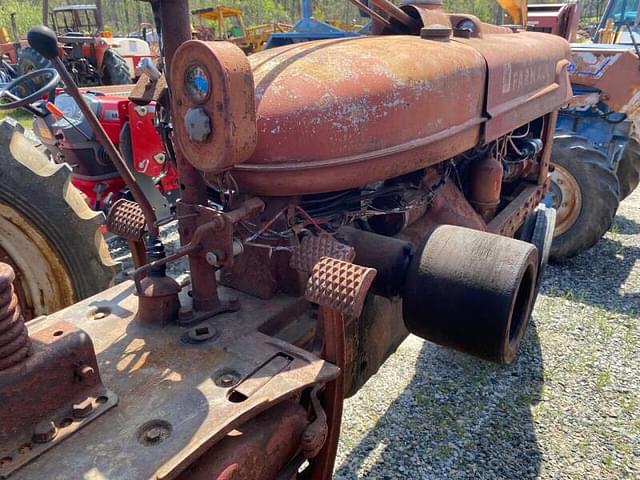 Image of Farmall H equipment image 2