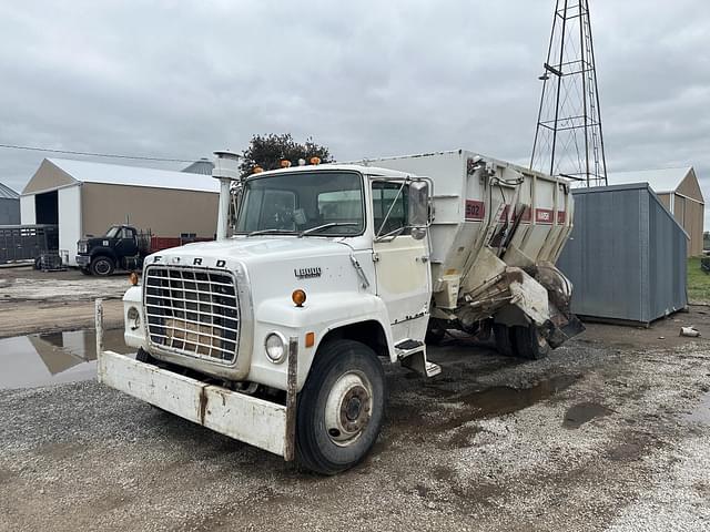 Image of Ford L8000 equipment image 1