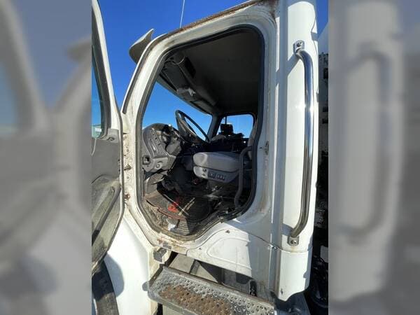 Image of Freightliner Undetermined equipment image 3