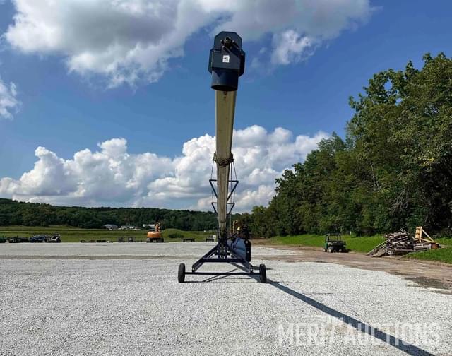 Image of Harvest International H1072 equipment image 3