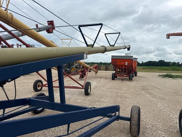 Image of Harvest International H1072 equipment image 4
