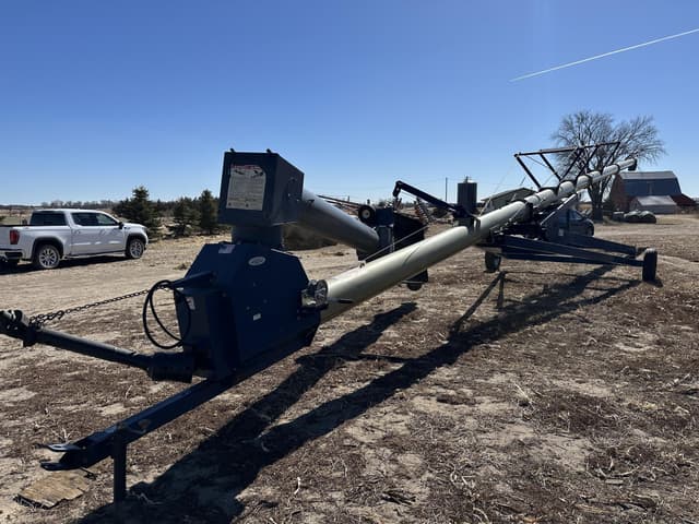 Image of Harvest International H1382 equipment image 1