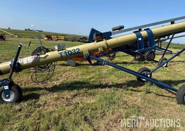 Image of Harvest International T1032 equipment image 4