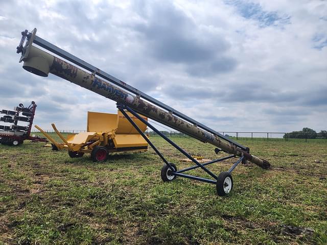 Image of Harvest International T1032 equipment image 4