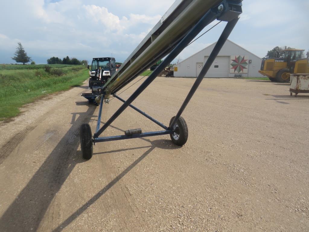 Image of Harvest International T832 Primary image