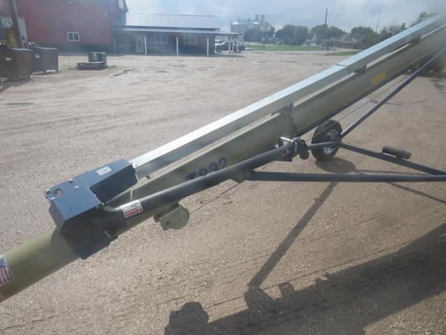 Image of Harvest International T832 equipment image 4