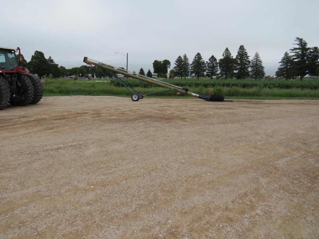 Image of Harvest International T832 Primary image