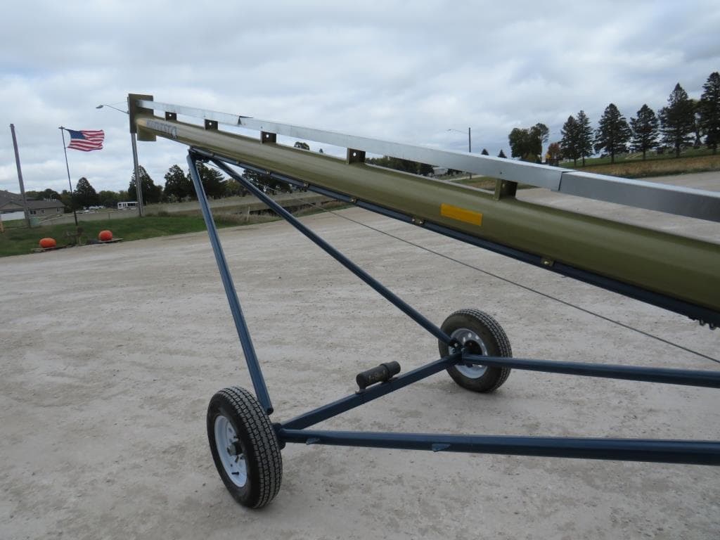 Image of Harvest International T832 Primary image