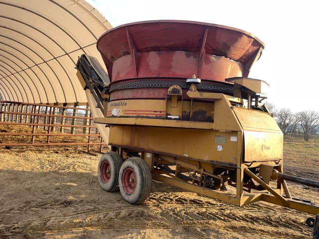 Image of Haybuster H-1100 equipment image 1